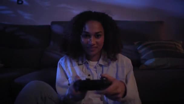 Donna Latina Felice Giocare Videogiochi Seduto Sul Pavimento Solo Soggiorno — Video Stock