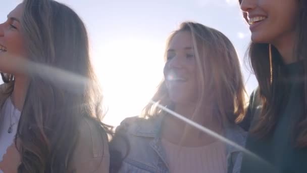 Multiraciální Skupina Přátel Venku Usmívá Baví Mezinárodní Studenti Šťastní Při — Stock video