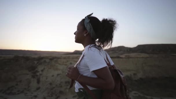 Молодой Турист Один Наслаждается Восходом Солнца Пустыне Наслаждаясь Приключением Счастливая — стоковое видео