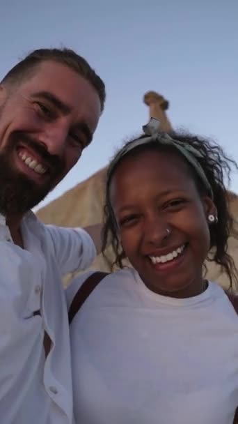 Κάθετη Χαρούμενη Πολυφυλετική Ζευγάρι Λάβει Selfie Για Μέσα Κοινωνικής Δικτύωσης — Αρχείο Βίντεο