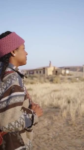 Vertical Joven Negra Camina Relajada Explorando Bardenas Reales España Viajar — Vídeos de Stock