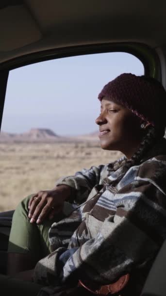 Dikey Mutlu Afrikalı Genç Amerikalı Kadın Karavanın Içindeki Manzaraya Gülümsemekten — Stok video