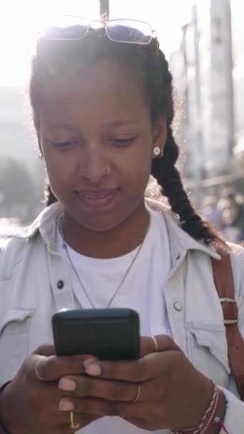 Vertikální Video Krásné Mladé Černošky Stojící Ulici Mobilem Rukou Otočí — Stock video