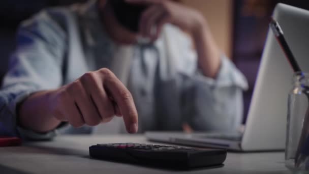 Feche Mãos Masculinas Usando Calculadora Frente Laptop Noite Homem Barbudo — Vídeo de Stock