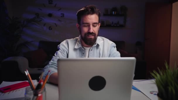 Fiatal Kaukázusi Férfi Otthon Fejezi Laptopos Munkát Boldog Alkalmazott Nap — Stock videók