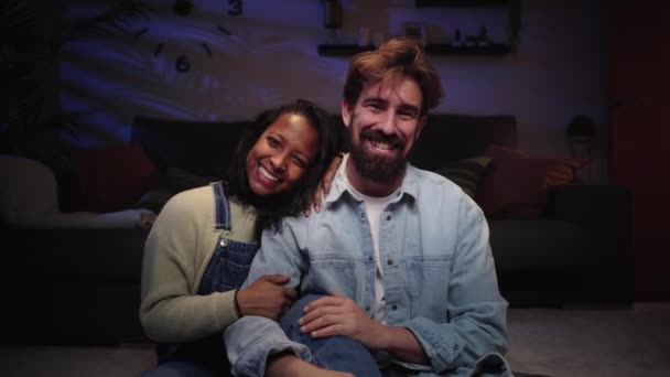 Deux Joyeux Jeunes Amoureux Regardant Caméra Souriante Dans Salon Couple — Video