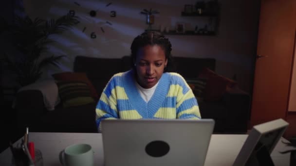 Μαύρο Κορίτσι Κάνει Online Ψώνια Χρησιμοποιώντας Φορητό Υπολογιστή Στο Σπίτι — Αρχείο Βίντεο