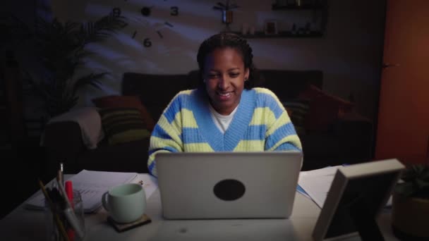 Αφρικάνα Που Κάνει Βιντεοκλήση Στο Λάπτοπ Στο Βραδινό Δωμάτιο Front — Αρχείο Βίντεο