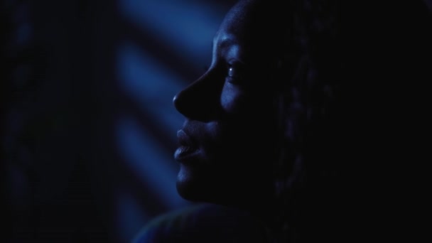 特写面对年轻的美国黑人女人感到孤独和沮丧 独自呆在房间里 在黑暗中 女性沉思不已 女孩有精神问题和失眠 孤独中的焦虑概念 — 图库视频影像