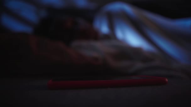 Primer Plano Negro Mano Mujer Agarra Móvil Chica Acostada Durmiendo — Vídeo de stock