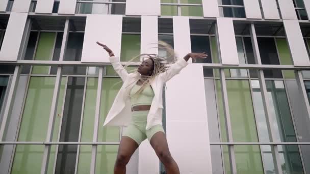 Bailarina Hip Hop Freestyling Aire Libre Mujer Afroamericana Divirtiéndose Disfrutando — Vídeo de stock