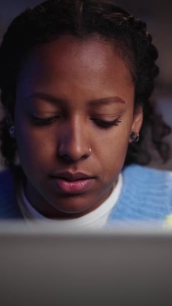 저녁에 집에서 노트북을 아프리카 컴퓨터를 심각한 학생과 노동자의 — 비디오