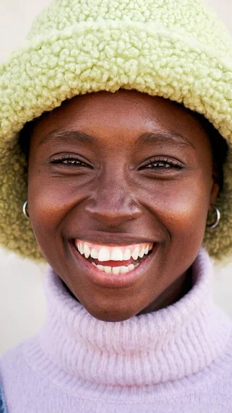 Outdoor Vertical Portrait Cheerful Black Woman Looking Camera Smiling Close — Stock Photo, Image