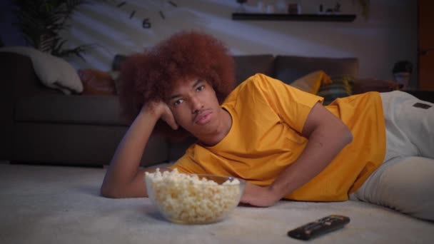 Afro Americano Surpreendido Homem Afro Deitado Sala Estar Carpete Comer — Vídeo de Stock