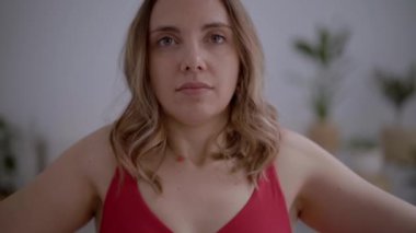 Kameraya bakan, özgürlüğünü ya da mutluluğunu hisseden, aklı başında, beyaz bir kadın. Kafasına nişan al. Huzurlu bayan meditasyonu yap. Yoga egzersizi yap.