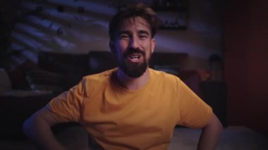 Gülümseyen Avrupalı adam, akşam odasındaki kameraya bakarak video görüşmesi yapıyor. Oğlan geceleri kamerayla selamlaşıyor ve konuşuyor. Genç bir erkek yerde oturmuş internette sohbet ediyor. Genel bağlantı kavramı