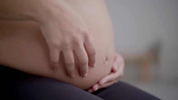 Mujer Caucásica Embarazada Irreconocible Ropa Deportiva Haciendo Pose Yoga Interiores — Vídeos de Stock