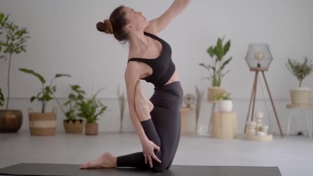 Zijaanzicht Van Het Jonge Blanke Meisje Grijze Sportkleding Die Yoga — Stockvideo