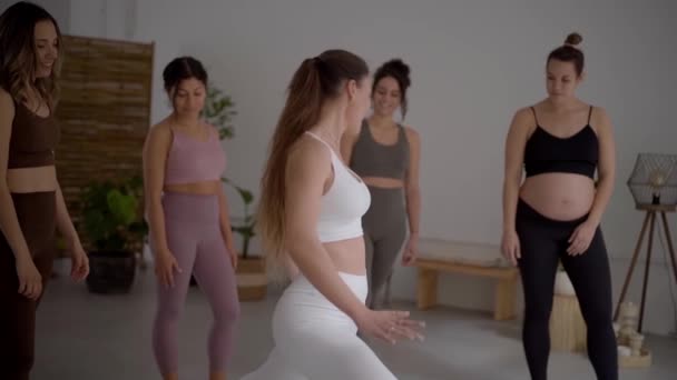 Diverse Mädchen Lächeln Fröhlich Sportkleidung Und Besuchen Die Kurse Der — Stockvideo