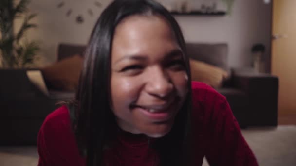 Vidám Tinédzser Gyönyörű Latin Lány Piros Pulcsiban Vicces Arcokat Grimaszokat — Stock videók