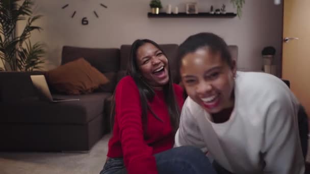 楽しい若いアフリカ系アメリカ人の女の子のPovは 自宅でカメラを見ながら面白い顔を作るビデオを録画しながら 楽しみと踊っています Z世代の友情とフリータイム — ストック動画