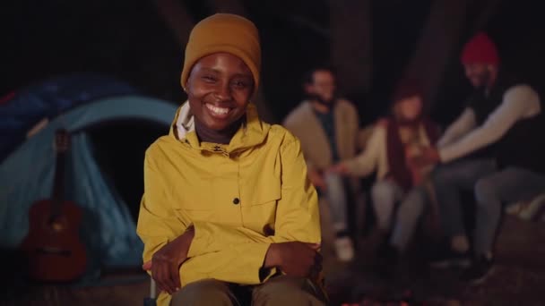 Mujer Africana Joven Mirando Cámara Sonriendo Con Amigos Fondo Por — Vídeo de stock