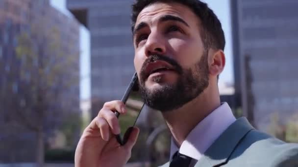Молодий Красивий Кавказький Бізнесмен Ходить Телефону Серйозний Вираз Чоловік Професіонал — стокове відео