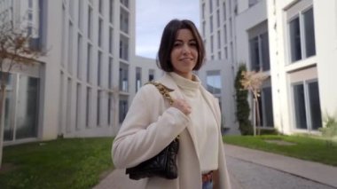 Avrupa 'nın beyaz, güzel ve yetkin iş kadınının resmi süitinde kameraya bakarak, şehrin arka planında modern ofis binalarıyla caddede duran neşeli bir gülümseme..