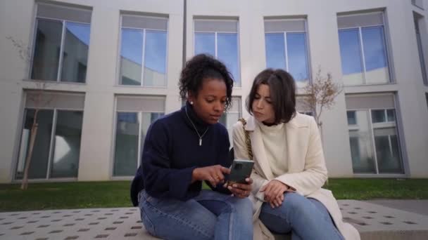 Några Unga Kvinnliga Företagare Som Använder Och Tittar Sin Mobiltelefon — Stockvideo