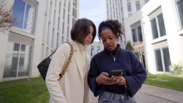 Dwie Młode Wielorasowe Pracownice Stojące Ulicy Korzystające Telefonu Komórkowego Poza — Wideo stockowe