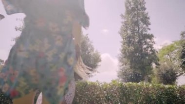 Havada sabun köpükleriyle el ele tutuşup gülen çok ırklı lezbiyen çift. Baharda birlikte eğlenen iki genç kız. Parktaki randevularından zevk alan iki kadın..