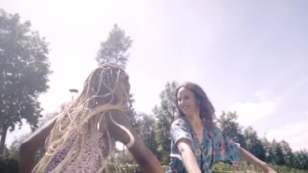Krásný Pár Přátel Multietnické Dívky Tančí Zahradě Venkovního Parku Trávy — Stock video