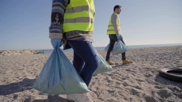 Grupa Ochotników Zbiera Śmieci Plaży Świadomi Środowiska Aktywiści Dbają Przyrodę — Wideo stockowe