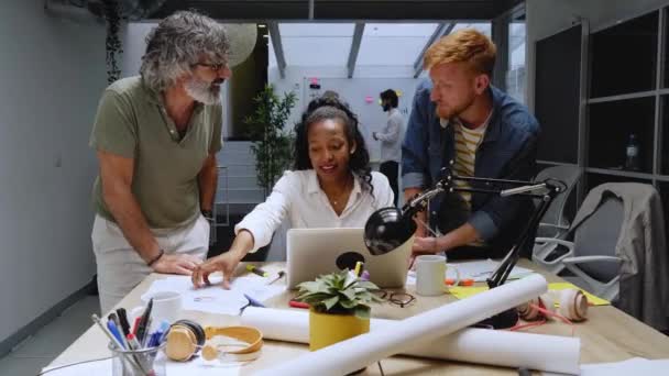 Kancelářské Setkání Kreativních Podnikatelských Kolegů Kteří Poslouchají Jak Vedoucí Skupiny — Stock video