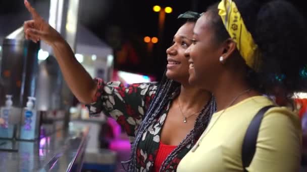 Feliz Pareja Mujeres Latinas Lesbianas Comprando Stand Comida Rápida Feria — Vídeos de Stock