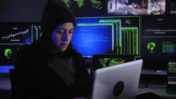 Mujer Malvada Escribiendo Portátil Mujer Hacker Criminal Celebra Éxito Risa — Vídeos de Stock