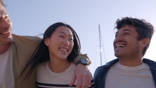 Primer Plano Del Grupo Risas Amigos Multiétnicos Abrazándose Línea Sonriendo — Vídeo de stock