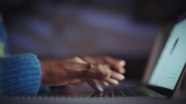 サイドクローズアップハンド若い黒人女性 ダークルームのキーボードラップトップに認識できないタイピング 自宅で働くコンピュータを使用してフリーランサーの専門家 Pcソフトウェア技術コンセプト — ストック動画