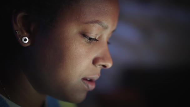 Сторона Крупним Планом Красива Молода Американська Чорна Жінка Яка Дивиться — стокове відео