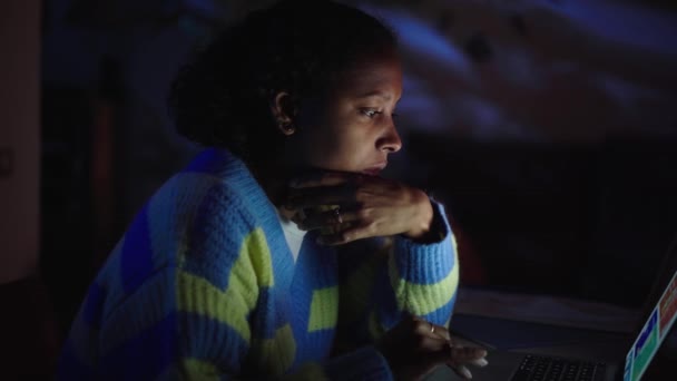 Side View Συγκέντρωσε Νεαρή Κοπέλα Από Λατινική Χρησιμοποιώντας Φορητό Υπολογιστή — Αρχείο Βίντεο