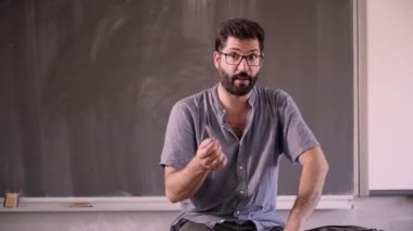 Grup öğretmeni, bu konudaki birkaç genç öğrenciye gayri resmi konuşma yapıyor. Meslek öğrencileri öğretmeni dinler. Sınıfın içindeki insanlar..