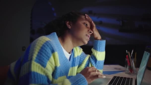 Νεαρή Μαύρη Αμερικανίδα Φοιτήτρια Βαριέται Και Κουράζεται Γράφει Και Χρησιμοποιεί — Αρχείο Βίντεο