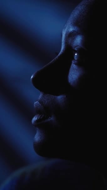 Vertical Close Cara Joven Estadounidense Negro Sentimientos Soledad Depresión Solo — Vídeos de Stock