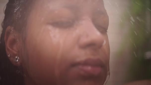 Close Jovem Afro Americana Rosto Tomando Banho Relaxante Com Água — Vídeo de Stock