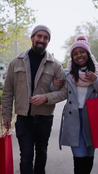 Vidéo Verticale Beau Jeune Couple Interracial Amour Profiter Saison Des — Video