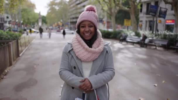 Kışlık Elbiseli Genç Latin Kadın Kameraya Bakarak Birkaç Torba Noel — Stok video