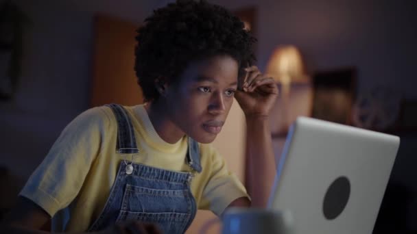 Genç Afrikalı Amerikalı Serbest Çalışan Kadın Bilgisayarını Kullanarak Evden Konsantre — Stok video