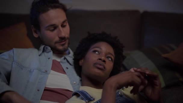 Joyeux Jeune Couple Multiracial Amoureux Bavarder Affectueux Assis Sur Canapé — Video