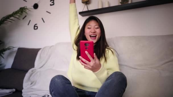 Surpris Jeune Étudiant Asiatique Vérifier Les Listes Laissez Passer Sur — Video