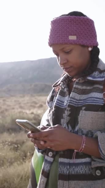 Verticaal Close Jonge Serieuze Afrikaanse Vrouw Met Behulp Van Mobiele — Stockvideo